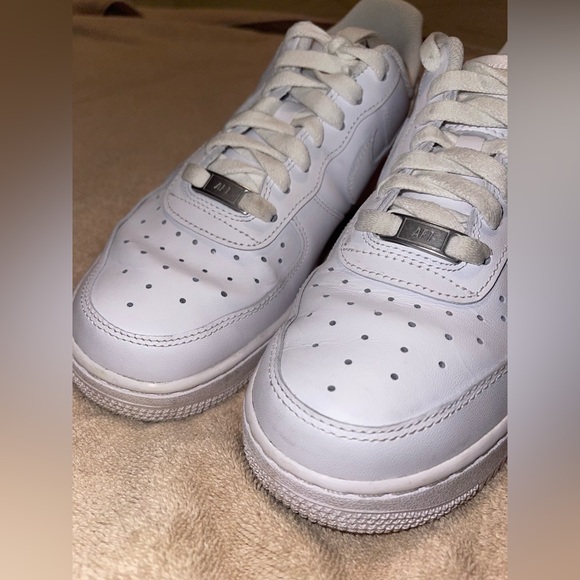 Women’s white Nike Air Force 1 sneaker size 8.5 - Picture 2 of 4